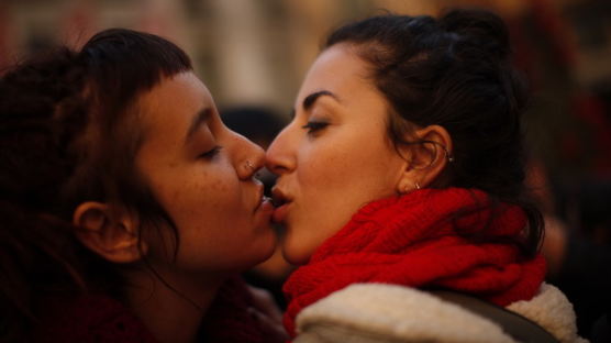 [사진] 대놓고 키스하는 시위자들