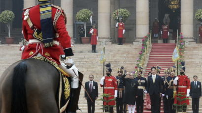 [사진] 인도 군사행진에 등장한 아베 신조 '심상찮은 움직임'