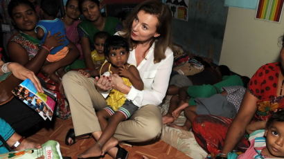[사진] 인도 빈민촌 방문한 발레리 트리에르바일레