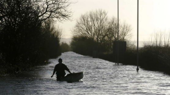[사진] 영국 남서부 홍수 피해 이어져