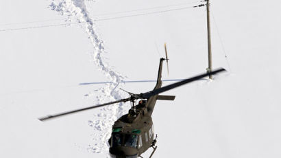 [사진] 폭설 고립 주민 헬기 구조