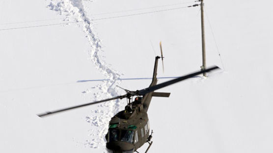 [사진] 폭설 고립 주민 헬기 구조