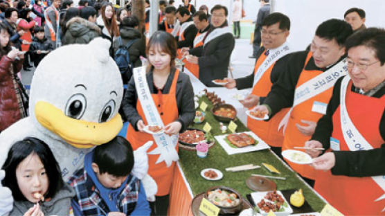 [사진] 42개 정부기관 대변인들 '닭·오리 드세요'