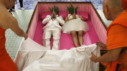 [사진] ‘관’에 누운 신랑신부? 이색 결혼식