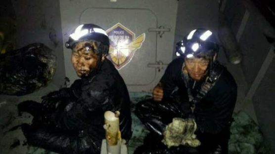 [사진] 부산 선박충돌로 기름유출사고 막은 해경대원