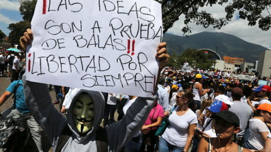 [사진] 베네수엘라 시위 점점 더 과격해져