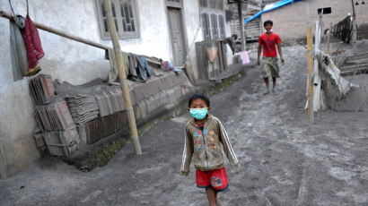 [사진] 화산재로 '흑백마을' 된 인도네시아 말랑시