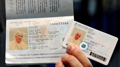 [사진] 특권 사양한 교황 … 아르헨티나 여권 갱신