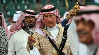 [사진] 사우디 전통 칼춤 추는 찰스 황태자