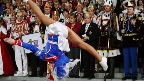 [사진] 독일 총리 앞에서 다리 쫙… ‘누구?’
