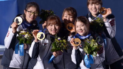 [사진 sochi] 금메달 목에 걸고 웃음짓는 여자 쇼트트랙 선수들