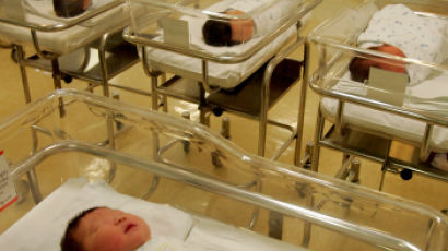 인구 1천명당 출생아 수, "점점 줄어드는 신생아들…합계출산율 고작 1.19명"