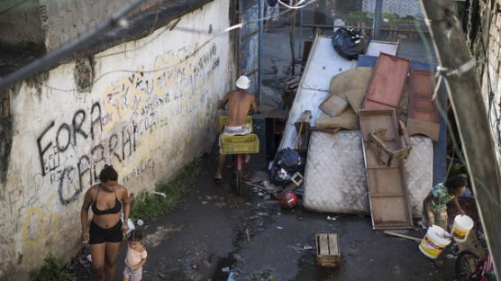 [사진] 브라질 빈민가 ‘재개발 놓고 대립’