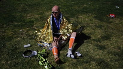 [사진] 마라톤 완주 男 ‘셀프 마사지라도…’