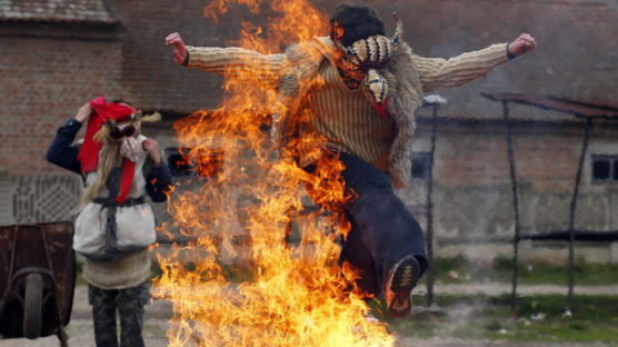 [사진] 대낮에 불쇼? '세르비아의 악마를 쫓는 법'