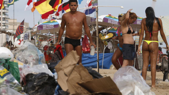 [사진] 쓰레기장으로 변한 해변… 이유는?