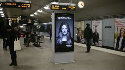 [사진] 지하철 들어오자 스크린 속 여성이 …