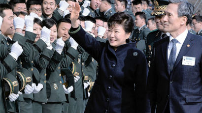[사진] 박 대통령, 5860명 장교 임관식 참석