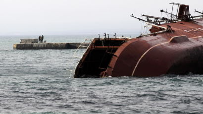 [사진] 러시아 침몰선, 우크라이나 해군 차단 