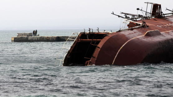 [사진] 러시아 침몰선, 우크라이나 해군 차단 