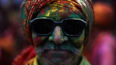[사진] 인도 난드가온에서 펼쳐진 ‘색의 축제’