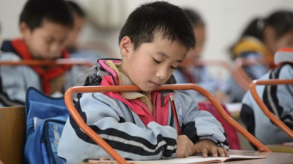 [사진] 나쁜 자세 방지용 책상 사용하는 중국 초등생