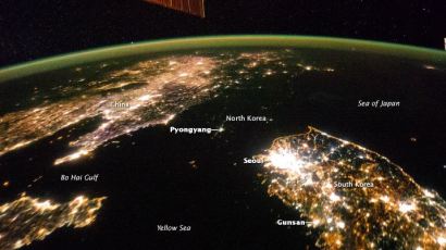 우주에서 본 아시아의 밤,"아름다운 불빛 가운데 텅 빈 그곳은? 바로 북한"