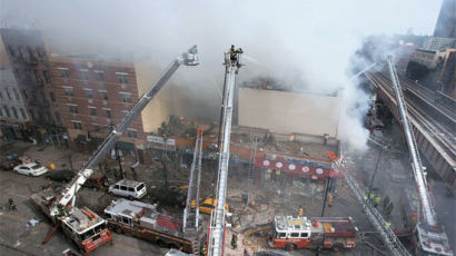 맨해튼 아파트 2채 폭발 붕괴