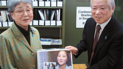 메구미 부모, 북한 손녀 상봉 … 고립 돌파구 찾는 일본