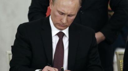 [사진] 푸틴, 크림 합병 협정문 서명