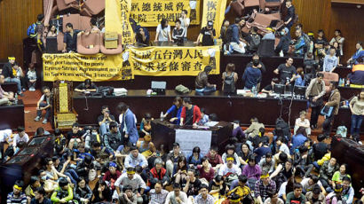 [사진] 대만 시위대 국회 점거