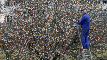 [사진] 1만여 개의 부활절 달걀로 장식된 나무