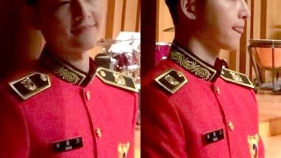 송중기 최근 모습, 빨간 제복 입고 중국에서…연예 병사?