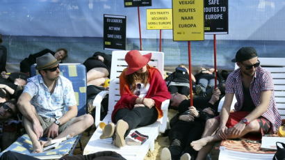 [사진] ‘거리를 해변으로?’ 인권운동가들의 시위