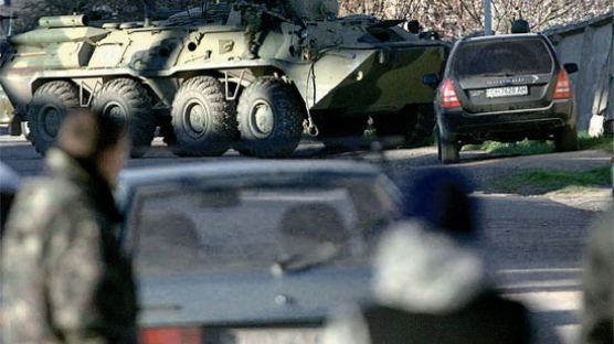[사진] 우크라이나 공군기지 점령한 장갑차