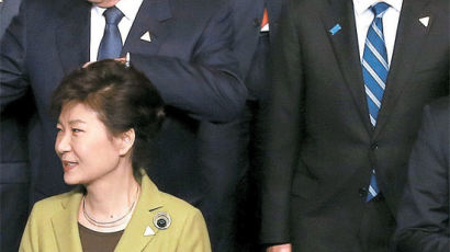 처음 마주앉은 박 대통령·아베 … 북핵은 손잡다