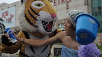 [사진] 샤워가운만 걸친 사람들, 호랑이에 내쫓겨