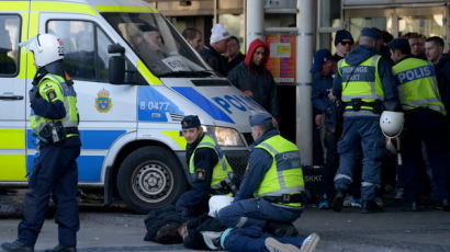 [사진] 스웨덴 축구 개막전 유혈 충돌로 1명 사망