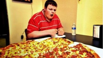 6.8kg 초거대 피자, "대식가 대회 우승자 두 명조차 정복 실패…얼마나 크길래?"