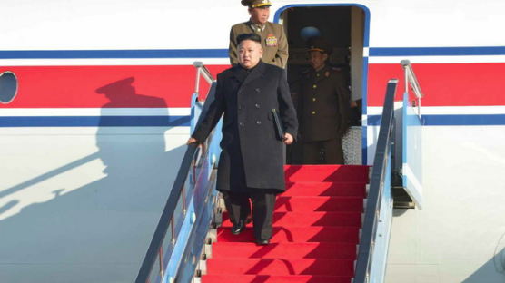 전용기 타고 백두산 간 김정은 "미국 적대정책 짓부셔버릴 것"