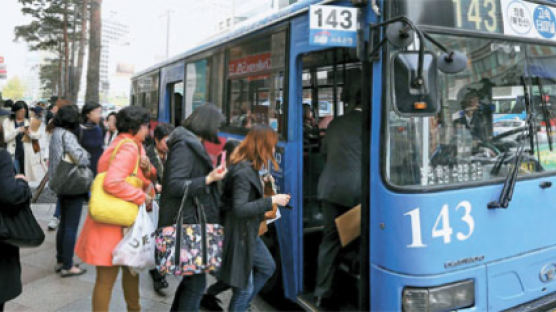 하루 4만 명 탄다 … '건축학개론' 그 버스 143번