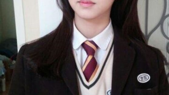 김소현 교복사진 "긴 생머리에 하얀 피부가 돋보여!" 예쁘다~ 