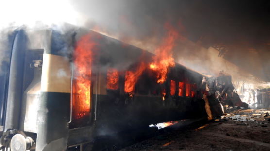 [사진] 파키스탄 시비에서 열차 폭탄 테러