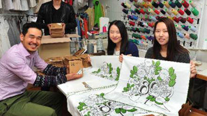 한국암웨이, 사회적기업 협업 통해 '오가닉 손수건' 출시 