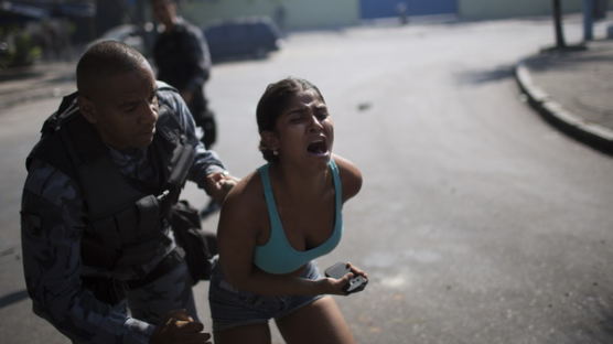 [사진] 브라질 경찰-불법 거주자 충돌
