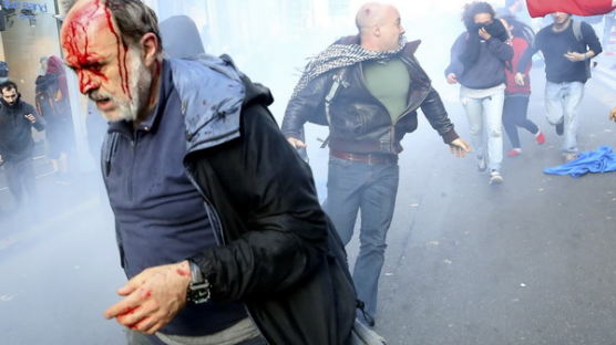 [사진] 이탈리아 로마 시위 폭력사태로 번져