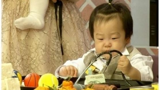 슈퍼맨 쌍둥이 돌잡이, 아빠 이휘재 기쁘게 서준이·서언이 잡은 건… 