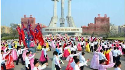 [사진] 태양절 앞두고 축제 중인 북한