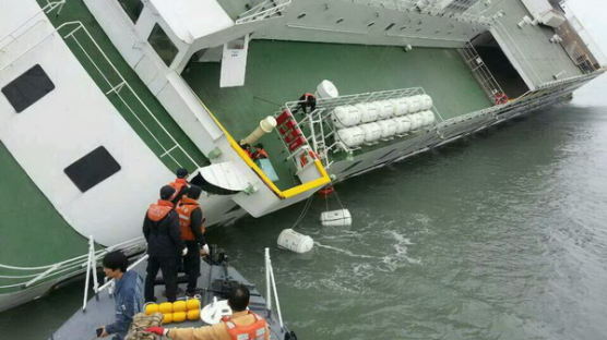 [사진] 침몰 여객선 세월호 승객 구조하는 해경 헬기와 함정