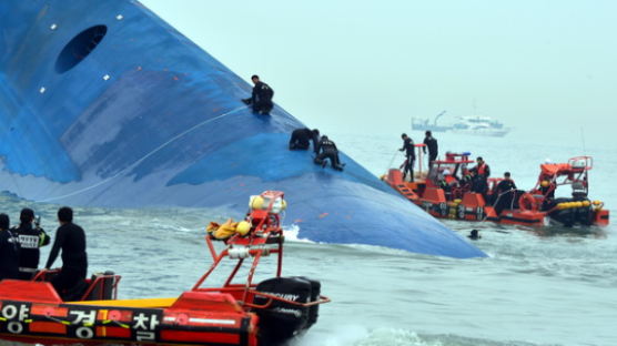 [사진] 진도 여객선 침몰, 이송되는 승객들